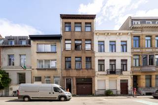 <h1>Karaktervol opbrengsteigendom met 3 verhuurde appartementen, kelder, garage en uitbreidingspotentieel in Antwerpen</h1>
<h3>Rendabele investering met onmiddellijke huuropbrengsten en bijkomend potentieel</h3>
<p>Aan de Haantjeslei in Antwerpen bevindt zich dit volledig verhuurde opbrengsteigendom bestaande uit drie appartementen, een garage en een kelder. Dankzij de centrale ligging, de stabiele huurinkomsten en de mogelijkheid om een achterliggend magazijn afzonderlijk aan te kopen, vormt dit pand een uitstekende opportuniteit voor investeerders die op zoek zijn naar een zorgeloze investering met toekomstpotentieel.</p>
<p>Dit karaktervolle gebouw omvat vier bovengrondse verdiepingen met drie vergunde woonentiteiten. Volgens de kadastrale gegevens beschikt het pand over een nuttige oppervlakte van circa 270 m². De locatie combineert een vlotte bereikbaarheid met de nabijheid van winkels, horeca, openbaar vervoer en het stadscentrum van Antwerpen.</p>
<h3>Indeling</h3>
<p><strong>Kelderverdieping</strong></p>
<ul>
<li>Praktische kelderruimte, ideaal voor opslag</li>
</ul>
<p><strong>Gelijkvloers</strong></p>
<ul>
<li>Inkomhal</li>
<li>Garage</li>
<li>Gemeenschappelijke delen</li>
<li>Toegang tot de kelder</li>
</ul>
<p><strong>Appartement eerste verdieping</strong></p>
<ul>
<li>Ruime leefruimte met veel lichtinval</li>
<li>Keuken met toegang tot het terras</li>
<li>Slaapkamer</li>
<li>Badkamer</li>
<li>Terras</li>
</ul>
<p><strong>Appartement tweede verdieping</strong></p>
<ul>
<li>Leefruimte</li>
<li>Open keuken</li>
<li>Slaapkamer</li>
<li>Badkamer</li>
</ul>
<p><strong>Appartement derde verdieping</strong></p>
<ul>
<li>Leefruimte</li>
<li>Open keuken</li>
<li>Slaapkamer</li>
<li>Badkamer</li>
</ul>
<h3>Huidige verhuursituatie</h3>
<p>Het gebouw is volledig verhuurd en genereert onmiddellijk inkomsten vanaf de aankoop.</p>
<p>De huidige maandelijkse huuropbrengst bedraagt circa <strong>€ 2.488,34</strong>, goed voor een jaarlijkse huuropbrengst van ongeveer <strong>€ 29.860,08</strong>.</p>
<h3>Extra troef: optioneel achterliggend magazijn</h3>
<p>Naast het opbrengsteigendom bestaat de mogelijkheid om een <strong>achterliggend magazijn afzonderlijk aan te kopen voor € 150.000</strong>.</p>
<p>Deze bijkomende ruimte beschikt over:</p>
<ul>
<li>Toilet</li>
<li>Kitchenette</li>
<li>Opslag- of werkruimte</li>
<li>Tal van gebruiksmogelijkheden binnen de geldende regelgeving</li>
</ul>
<p>Dit magazijn kan perfect dienen als aanvulling op het bestaande vastgoedportfolio of als extra bron van inkomsten.</p>
<p>Bent u op zoek naar een opbrengsteigendom met directe inkomsten, een uitstekende ligging en bijkomende uitbreidingsmogelijkheden? Dan biedt dit pand aan de Haantjeslei een unieke investeringskans. De combinatie van drie verhuurde appartementen, een garage, een kelder en de optionele aankoop van een achterliggend magazijn maakt dit een bijzonder compleet investeringsdossier.</p>
<p>Meer informatie of een bezoek? Contacteer ons via <strong>03 535 12 75</strong>.</p>