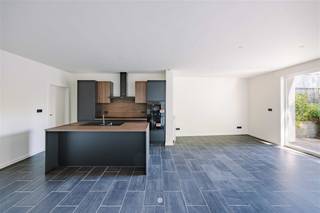 Bent u op zoek naar een instapklare, energiezuinige woning met hoogwaardige afwerking, gelegen in het centrum van Sint-Niklaas? Dan is deze...