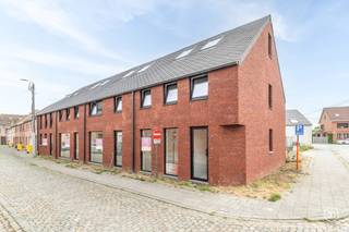 OPENDEURDAG OP ZATERDAG 03/10 TUSSEN 10u30 EN 12u30<br /><br />In het rustige Hingene worden vier nieuwbouwwoningen opgetrokken. Volgens velen de mooiste deelgemeente van Bornem door zijn gezellige centrum, kasteel d'Ursel en het rondomliggend park. Het project is gelegen op een rustige doch centrale locatie, op wandelafstand van winkels, scholen en het park.<br /><br />Het project bestaat uit één halfopen en drie gesloten bebouwingen, allen voorzien van hedendaags comfort.<br /><br />De woningen onderscheiden zich door hun krachtige vormgeving in warme rode baksteen. De strakke belijning en het doorlopende metselwerk geven het geheel een tijdloze uitstraling. De raampartijen zorgen voor een subtiel ritme in de gevel en brengen op een verfijnde manier licht binnen. Het hellend dak versterkt het tijdloze, huiselijke karakter en maakt van dit project een hedendaagse interpretatie van klassiek wonen.<br /><br />De woningen zullen bijna-energieneutraal zijn. Er wordt gebruik gemaakt van een warmtepomp in combinatie met vloerverwarming en de nodige isolatie.<br /><br />Als kers op de taart zijn de woningen voorzien van een zuidwest-gerichte tuin met aangelegd terras.<br />Genieten van een aperitief was nog nooit zo aangenaam.<br /><br />Parkeren vormt geen probleem, dankzij de autostaanplaatsen achteraan.<br />Deze zijn verplicht aan te kopen aan € 15.000,00 excl. kosten.<br /><br />De woningen worden volledig en kwalitatief afgewerkt.<br /><br />Wens je meer informatie over deze kwalitatieve nieuwbouwwoningen?<br />Contacteer ons gerust via info@julimmo.be of 03 303 39 36.