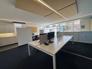 Waregem: goed gelegen handelspand te huur. Indeling: winkelruimte/kantoorruimte met kitchenette, aparte ruimte, gesloten berging.Kenmerken: *...