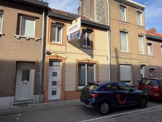 Deze gezellige woning bevindt zich in het levendige centrum van Zaventem. Net om de hoek van het cultureel centrum De Factorij, winkels, restaurants en openbaar vervoer zorgen ook voor een fijne leefsfeer! De inkomhal geeft toegang tot de kelder maar ook tot de living met aansluitend de eetkamer en een mooie ruime lichtrijke ingerichte keuken. Achteraan kan u nog de badkamer vinden. Aansluitend aan de keuken loop je van de veranda door naar een leuk stadstuintje met tuinhuis! Op de eerste verdieping geeft de hal toegang tot 2 mooie ruime slaapkamers en via een vaste trap ook toegang tot de zolderverdieping met momenteel een zeer ruime kamer die eventueel kan opgesplitst worden tot 2 aparte kamers. De woning vraagt wat handige liefde maar dan kan je er alvast een pareltje van maken! Wenst u een bezoek of meer informatie? Contacteer mij via 0486 43 49 08 Daphne van Sherwin Immo +
