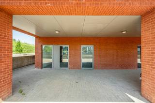 Dit mooie en lichtrijke appartement werd in 2014  gebouwd en werd steeds goed onderhouden. Het appartement staat momenteel leeg en is aldus meteen beschikbaar. Verlichting inbegrepen.<br /><br />Bestaande uit een inkomhal met een veiligheidsdeur en een apart toilet, een lichtrijke leefruimte met een open keuken en aansluitend een terras, 2 slaapkamers, een ruime badkamer en en praktische wasplaats.<br />In de ondergrond beschikt het appartement over een private autostaanplaats en berging. De fietsenstalling is gemeenschappelijk.<br /><br />EPC 86kWh(A-label)! Elektriciteit conform! Niet-overstromingsgevoelig!<br /><br />Indien u dit leuke appartement graag bezoekt dan kan u mij steeds bereiken via arnaut@immojanstas.be of 0495292080.<br /><br />Bijkomende info (EPC, bodemattest, elektriciteitsattest, enz...) kan U hier downloaden ↓