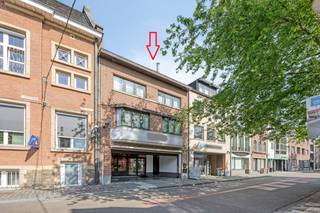 Handelshuis met duplexappartement en verhuurd handelsgelijkvloers in hartje Bilzen – Kloosterstraat 2.<br /><br />Deze karaktervolle handelswoning is gelegen op een toplocatie, vlakbij het kerkplein in het bruisende centrum van Bilzen. Het pand bevindt zich op een perceel van 3a 51ca en omvat een verhuurde handelsruimte op het gelijkvloers én een ruim duplexappartement.<br /><br />In 2000 werd het gebouw grondig gerenoveerd, met onder meer een nieuw dak, nieuwe ramen en een volledige binnenafwerking. De nutsvoorzieningen en verwarmingsinstallatie zijn volledig gescheiden voor het handelsgedeelte en de woning.<br /><br /><strong>Handelsruimte:</strong><br />Het handelsgelijkvloers van 160 m² is momenteel ingericht als een stijlvolle delicatessenzaak. De ruimte beschikt over een royale etalage, een ruime handelsruimte, een ingerichte keuken en aparte sanitaire voorzieningen voor dames en heren. De verhoogde en zeer lichtrijke achterzijde van het pand biedt toegang tot een gezellig en uitnodigend tuinterras. De maandelijkse huur bedraagt 1585€/maand.<br /><br /><strong>Duplexappartement:</strong><br />Via het overdekte inkomportaal bereik je het ruime duplexappartement van 158 m².<br />Op het gelijkvloers bevindt zich een aparte inkomhal met een technische ruimte en de CV-installatie. De trap leidt naar de eerste verdieping, waar een inkomhal met gastentoilet en vestiaire toegang geeft tot een lichte leefruimte en een volledig uitgeruste leefkeuken. Grote raampartijen zorgen voor een overvloed aan natuurlijk licht en bieden toegang tot een aangenaam en ruim dakterras.<br />De bovenverdieping beschikt over een nachthal, een praktische wasruimte, twee slaapkamers met uitzicht op de straat, een apart toilet en een comfortabele badkamer met dubbele wastafel, ligbad en douche. Daarnaast is er nog een ruime bergzolder, bereikbaar via de trappenhal, met tal van mogelijkheden.<br /><br /><strong>Belangrijkste troeven zijn:</strong><br />- Gelegen op een uitstekende locatie in het centrum van Bilzen, vlakbij het kerkplein<br />- Combinatie van verhuurde handelsruimte en ruim duplexappartement<br />- Gescheiden nutsvoorzieningen en verwarmingsinstallaties<br />- Twee terrassen: een zonnig dakterras en een sfeervol tuinterras<br />- Karaktervolle gevel en instapklare staat<br />- Ruime zolderverdieping met uitbreidingspotentieel<br />- Asbestveilig<br /><br />Interesse in dit veelzijdige pand?<br />Contacteer ons op 0473 79 29 30 of mail naar luc@vestio.com<br /><br /> 