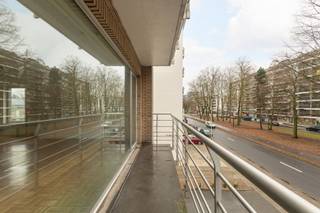 <p><span>Op de </span><span>tweede verdieping</span><span> van een verzorgd gebouw bevindt zich dit </span><span>ruime appartement van 105 m²</span><span> met een </span><span>gevelbreedte van 6 meter</span><span> en een </span><span>zuidgericht terras aan de voorzijde</span><span> over de volledige breedte van het gebouw. Een privatieve </span><span>kelderberging</span><span> is inbegrepen.</span></p><p><span>Indeling</span><span><br />Je komt binnen in de inkomhal met </span><span>vestiairekast en apart toilet</span><span>. De </span><span>ruime woonkamer</span><span> bestaat uit een gezellige eethoek en een salon met </span><span>sierhaard</span><span>, wat zorgt voor een warme sfeer en een aangenaam woongevoel.</span></p><p><span>De keuken is voorzien van een </span><span>eenvoudige wandopstelling</span><span> met losse toestellen.<br />Verder beschikt het appartement over </span><span>twee slaapkamers</span><span> aan de achterzijde van het gebouw. </span></p><p><span>De badkamer is uitgerust met een </span><span>ligbad, wastafel</span><span> en aansluiting voor een wasmachine.<br />Aan de voorzijde geniet je van een </span><span>overdekt zuidgericht terras</span><span> over de volledige gevelbreedte, terwijl achteraan een van de slaapkamers voorzien is van een </span><span>balkon.</span></p><p><span>Een comfortabel appartement met veel licht en buitenruimte, ideaal voor wie centraal en ruim wil wonen.</span></p><p><span>Meer info of een bezoek?</span><span><br />Contacteer ons via </span><span>03 646 66 55</span><span> of </span><span>info@sinjoor.be</span><span>.</span></p>