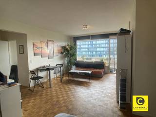 <p><span>Gezellige studio met slaaphoek en terras te Fruithoflaan!</span></p><p><span>Deze lichtrijke en karaktervolle studio ligt op de 10</span><span><sup>de</sup></span><span> verdieping van een centraal en rustig gelegen gebouw op de gerenommeerde Fruithoflaan. U bent slechts een boogscheut verwijderd van winkels, parken, scholen, sportfaciliteiten, openbaar vervoer en invalswegen, maar ook het Bruisende Antwerpen is steeds vlakbij. De studio heeft een gunstig EPC B en is momenteel verhuurd. </span><span>Kortom, een uitstekende investering met onmiddellijke huurinkomsten en mooi rendement, maar uiteraard ook een ideale starterswoning, pied à terre of uitvalsbasis voor studenten. Mis deze kans mooie zeker niet! </span></p><p><span> </span></p><p><span>Inkomhal, leefruimte &amp; keuken:</span></p><p><span>In de inkomhal met parlofoon is er plek voor uw jassen en schoenen. De leefruimte op authentieke blokjesparket geniet een prachtige natuurlijke lichtinval en herbergt een slaaphoek die indien gewenst perfect kan worden afgebakend van het salongedeelte. De geriefelijke keuken in landelijke stijl ligt aanpalend en voorziet in een keramisch vuur, dampkap, oven, lavabo, aansluiting voor de wasmachine en een praktisch uitklapbaar tafeltje. De keuken ligt aanpalend de leefruimte en kan toekomstgericht eenvoudig worden opengetrokken om het ruimtegevoel te vergroten. </span></p><p><span> </span></p><p><span>Nachthal &amp; badkamer:</span></p><p><span>In de nachthal kunnen kapstokjes worden gehangen waardoor de badkamer gevrijwaard kan blijven. In de onderhoudsvriendelijke badkamer vindt u een retro lavabo, bad/douche combinatie en het toilet. Ook enkele handige leggers alsook een ingemaakte wasmand zijn voorzien. Op termijn behoort een inloop-/regendouche zeker tot de mogelijkheden.</span></p><p><span> </span></p><p><span>Terras &amp; kelder:</span></p><p><span>Zowel via de leefruimte alsook via de keuken krijgt u toegang tot het ruime terras met geweldig uitzicht op de groene omgeving. Hier kan u in alle rust genieten van de buitenlucht, al dan niet met een goed glas in de hand. Een privatieve, droge kelderberging is in de prijs inbegrepen.</span></p><p><span> </span></p><p><span>Extra troeven: </span></p><p><span>- Mobiscore: 9.4/10</span></p><p><span>- Gunstig EPC B</span></p><p><span>- Dakisolatie en -renovatie 2016-2017</span></p><p><span>- Onmiddellijke huurinkomsten</span></p><p><span>- Laag KI</span></p><p><span>- Terras</span></p><p><span>- Kelder</span></p>