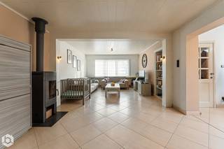 Op een uitstekende locatie te Melkouwen (nabij Berlaar) bevindt zich deze instapklare woning met 3 slaapkamers op een mooi perceel. U geniet hier van een goed bereikbare ligging met winkels, scholen en het openbaar vervoer in de nabijheid.<br /><br />We betreden de woning via de inkomhal. De lichtrijke leefruimte kunt u inrichten met een gezellige zithoek en een apart bureau. Aangrenzend bevindt zich een ruime eetkamer en aansluitend de keuken, uitgerust met de voornaamste toestellen en mogelijkheid voor een extra eetplaats. Verder omvat het gelijkvloers nog een garage met voldoende opbergruimte, een apart gastentoilet, een berging en een badkamer met ligbad, inloopdouche en lavabo. De nachthal op de eerste verdieping geeft toegang tot twee ruime slaapkamers en een een toilet met lavabo. Via de vaste trap heeft u toegang tot de zolder die is ingericht als derde en zeer ruime slaapkamer. In de gunstig georiënteerde tuin met aangelegd terras kunt u steeds in alle rust en privacy genieten van het mooie weer. <br /><br />Dit is een uitstekende opportuniteit wanneer u op zoek bent naar een instapklare woning te Berlaar. Contacteer ons voor meer informatie op 0472 95 20 71 of neem een kijkje op www.boonstravastgoed.be . <br /><br />Bijzonderheden: <br />- Instapklaar<br />- Uitstekende ligging<br />- 3 ruime slaapkamers