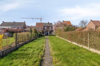 <p><span>Ruime te renoveren woning met mooie tuin.</span></p><p><span> </span></p><p><span>INDELING</span></p><p><span>Op de gelijkvloerse verdieping kom je binnen langs de ruime inkomhal met mooie, authentieke tegeltjes.</span></p><p><span>Verder heb je de living met hoge plafond en eetplaats met open keuken en een badkamer.</span></p><p><span>Op de verdieping zijn er 4 grote kamers.</span></p><p><span>Met een vaste trap kan je naar de zolder gaan, waar nog 2 kamers kunnen gemaakt worden.</span></p><p><span>De woning geniet een mooie tuin met berghok en garage en uitweg achteraan via de Paddestraat.</span></p><p><span>Verder is er ook een kelder.</span></p><p><span> </span></p><p><span>LIGGING</span></p><p><span>Dichtbij alle winkels, in het hartje van de Vlaamse Ardennen.</span></p><p><span> </span></p><p><span>TECHNISCH</span></p><p><span>Het dak is geïsoleerd.</span></p><p><span>Hoge plafonds.</span></p><p><span> </span></p><p><span>PRAKTISCH</span></p><p><span>Voor meer info en/of een afspraak bel Eefje van Immo D'hondt 0498 88 88 89.</span></p>