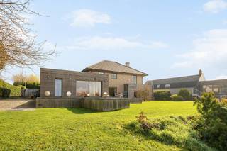 On the heights of Bois Fichaux in Mouscron, discover this superb character villa (4 bedrooms) with a beautifully landscaped garden.Also ideal...