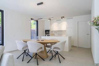 Dit nieuwbouwappartement maakt deel uit van residentie Sint-Amandus, gelegen op de hoek van de Kortrijkstraat en de Harelbeekstraat vlakbij de...