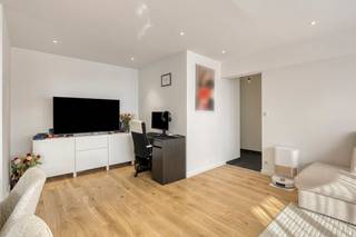 <p><strong>immo DAVID stelt voor: gerenoveerd appartement op de 11de verdieping met terras</strong></p>
<p>Op zoek naar een instapklaar appartement met een open uitzicht? Dit volledig gerenoveerde appartement op de 10de verdieping biedt een aangename combinatie van comfort, lichtinval en een uitstekende ligging. <span>Bovendien beschikt het appartement over een </span><strong><span>uitstekend EPC-label B</span></strong><span>, wat zorgt voor een energiezuinige woning.</span></p>
<p>Een absolute troef is het aangename terras met een mooi open uitzicht, waar u in alle rust kunt genieten van de buitenlucht en de zon.</p>
<p>Het appartement omvat een inkomhal, een volledig uitgeruste keuken met dampkap, elektrische kookplaten, oven, koelkast, vaatwasser en wasmachine, één slaapkamer, een apart toilet en een modern afgewerkte badkamer.</p>
<p>Ook de ligging is een sterke troef. U woont op korte afstand van de Brusselse Ring, het centrum, UZ Jette, het Laarbeekbos, de fietssnelweg, winkels, scholen en het openbaar vervoer.</p>
<p>Een ideale woning voor starters, alleenstaanden of investeerders die op zoek zijn naar een gerenoveerd appartement met terras en een vlotte verbinding naar Brussel.</p>