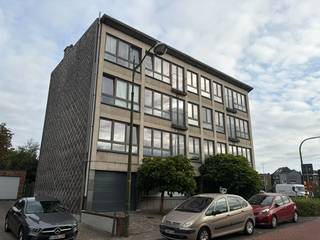Gunstig gelegen appartement op de hoek van de Antwerpsestraat - Noeverselaan.  Het pand ligt zeer centraal nabij de oprit van de A12 Antwerpen-Brussel en tevens op wandelafstand van verschillende winkels Lidl en Delhaize.  Er is parkeergelegenheid in de omgeving.  <br /><br />Dit appartement dient gerenoveerd te worden: keuken, badkamer,....  De keuring van de elektriciteit wordt conform gemaakt.  Er zijn reeds nieuwe PVC raamkaders met dubbel glas aanwezig. Dit eigendom ligt op de 3eV en is bereikbaar met een LIFT.  Het is ingedeeld in een inkomhall, een woonkamer, een eenvoudige keuken, 2 slaapkamers, een eenvoudige badkamer, een nachthall en een terras. <br /><br />De maandelijkse kosten bedragen €50,-/maand.  Op dit moment is het appartement verhuurd aan  785,38€/maand.  Opzeg voor eigen gebruik is mogelijk, mits een opzegging van 6 maanden na notariële akte. 