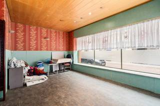 <p><strong>Woning met tal van mogelijkheden in het centrum van Eeklo</strong></p>
<p>Op zoek naar een pand met potentieel in het centrum van Eeklo? Dit pand biedt tal van mogelijkheden en vormt een interessante opportuniteit voor wie op zoek is naar een <strong>renovatieproject, handelsruimte of nieuwbouwproject</strong>.</p>
<p>De bestaande handelszaak kan behouden worden en biedt de mogelijkheid om er een eigen zaak uit te baten. Daarnaast zijn er, afhankelijk van de gewenste invulling, mogelijkheden om het pand volledig te renoveren en om te vormen tot een <strong>ruime gezinswoning</strong>. Ook een nieuwbouwproject behoort tot de mogelijkheden, onder voorbehoud van de nodige vergunningen.</p>
<p>Bij een woonfunctie zijn er mogelijkheden om tot <strong>5 slaapkamers</strong> te creëren, waardoor het pand perfect kan aansluiten bij de behoeften van een groot gezin.</p>
<p>Een bijkomende troef is de <strong>tuin</strong>, een aangename buitenruimte die in een centrumligging een mooie meerwaarde vormt.</p>
<p>Dankzij de ligging in <strong>het centrum van Eeklo</strong> bevinden winkels, scholen, horeca, diensten en openbaar vervoer zich op korte afstand.</p>
<p><strong>Een pand met mogelijkheden en potentieel, ideaal voor wie zelf wil renoveren, een handelszaak wil uitbouwen of een nieuw woonproject voor ogen heeft.</strong></p>