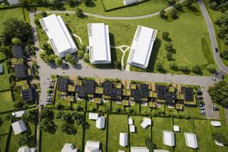 <strong>Welkom op NIEUWBOUWZONDAG op 26 april van 14 uur tot 16 uur!</strong><br /><br />Dit nieuwe woonproject met<strong> 13 gezinswoningen</strong> bevindt zich op een fijne en rustige ligging in de <strong>Heggenstraat in Peer</strong>, vlakbij het centrum. Alle voorzieningen zoals scholen, winkels, horeca, sport en cultuur zijn eenvoudig te voet of met de fiets bereikbaar. Het project wordt omringd door een groene en aangename omgeving die een natuurlijke buffer vormt tussen wonen en het stadsleven. De doordachte inplanting creëert een autoluwe woonomgeving, waar veiligheid, leefbaarheid en rust centraal staan.<br /><br /><strong><span>Woning 09 met 4 slaapkamers:</span></strong><br />-Oppervlakte woning 167,86m²<br />-Leefruimte met veel lichtinval en open keuken<br />-Berging aan de keuken <br />-Apart toilet gelijkvloers<br />-1 gelijkvloerse slaapkamer (of bureau) en badkamer <br />-3 slaapkamers en 1 badkamer met toilet<br />-Vloerverwarming en zonnepanelen<br />-Gezellige tuin met ruim terras <br />-Grote tuinberging en eigen patio<br /><br />Elke woning beschikt over een functionele indeling, grote raampartijen, optimale lichtinval en een hoogwaardige afwerking. Duurzame materialen en energiezuinige technieken zorgen voor een zeer lage energiekost en een woning die klaar is voor de toekomst. <span>Alle woningen worden volledig afgewerkt naar eigen smaak volgens lastenboek en dit met de professionele hulp van de kopersbegeleiding.<br /></span><br />Contacteer ons voor meer informatie of een afspraak op 011 39 90 50 . Wij ontzorgen je ook voor de verkoop van je huidige woning!<br /><br /><em>Getoonde renders en plannen zijn indicatief.</em>