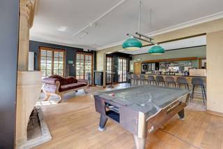 <p><span>Dit pand bevindt zich op een uitstekende en gegeerde locatie op </span><span>De Heide </span><span>in Waasmunster. Het karaktervolle handelsgelijkvloers geniet van een centrale ligging, met een uitstekende </span><span>visibiliteit </span><span>en vlotte toegankelijkheid. Parkeergelegenheid op het perceel zorgt bovendien voor extra comfort voor klanten en bezoekers. Daarnaast bevinden zich in de nabije omgeving </span><span>prachtige wandelgebieden</span><span>, wat de locatie een aangename en veelzijdige uitstraling geeft. </span></p><p><span>Dit karaktervolle gebouw ademt geschiedenis en authenticiteit en vormt daardoor een bijzonder aantrekkelijke uitvalsbasis voor uiteenlopende commerciële activiteiten. Het handelsgelijkvloers combineert een sfeervolle uitstraling met een ruime en veelzijdige indeling.</span></p><p><span>De bovenverdieping van het gebouw wordt afzonderlijk verhuurd en beschikt over een volledig eigen ingang. Hierdoor genieten beide entiteiten van een optimale privacy en onafhankelijkheid.</span></p><p><span>Het commerciële gelijkvloers beschikt over een prachtige loungebar van ca. 65 m², die dankzij de warme en karaktervolle inrichting meteen een aangename sfeer creëert. Aansluitend bevindt zich een ruim terras van ca. 50 m², ideaal om klanten of bezoekers ook buiten te laten genieten. Verder is er een polyvalente ruimte van ca. 32 m², een indrukwekkende inkomhal en zijn er afzonderlijke sanitaire voorzieningen voor dames en heren. Een geïnstalleerde keuken en technische berging zorgen voor de nodige praktische voorzieningen.</span></p><p><span>Ook buiten biedt dit pand heel wat troeven. Aan de achterzijde behoren twee garageboxen tot het huurceel en is er een bijzonder ruime parking aanwezig, een absolute meerwaarde voor zowel klanten als personeel. De bijhorende tuin biedt bovendien tal van mogelijkheden en kan perfect worden ingezet als extra buitenruimte, terras of groene ontspanningszone.</span></p><p><span>Als extra bergruimte beschikt het pand eveneens over een kelder.</span></p><p><span>Dankzij de combinatie van karakter, ruimte, parkeermogelijkheden, buitenruimte en een uitstekende indeling biedt dit handelsgelijkvloers een unieke setting met bijzonder veel potentieel.</span></p><p><span>Indeling</span></p><p><span>- inkomhal</span></p><p><span>- loungebar/commerciële ruimte</span></p><p><span>- commerciele ruimte</span></p><p><span>- geïnstalleerde keuken</span></p><p><span>- toiletten voor dames en heren</span></p><p><span>- technische berging</span></p><p><span>- terras</span></p><p><span>- twee garageboxen</span></p><p><span>Algemeen</span></p><p><span>- geen gemeenschappelijke kosten</span></p><p><span>- super gegeerde locatie op De Heide</span></p><p><span>- beschikbaarheid af te stemmen</span></p><p><span>- onroerende voorheffing ten laste van huurder</span></p><p><span>Ben jij geïnteresseerd in dit handelspand in Waasmunster, ben je op zoek naar ander vastgoed of wens je de waarde van jouw eigendom te kennen? Dan ben je bij BOLT immo aan het juiste adres! Wij helpen jou graag verder</span></p><p><span> </span></p>