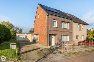 Op een uitstekende locatie te Melkouwen (nabij Berlaar) bevindt zich deze instapklare woning met 3 slaapkamers op een mooi perceel. U geniet hier van een goed bereikbare ligging met winkels, scholen en het openbaar vervoer in de nabijheid.<br /><br />We betreden de woning via de inkomhal. De lichtrijke leefruimte kunt u inrichten met een gezellige zithoek en een apart bureau. Aangrenzend bevindt zich een ruime eetkamer en aansluitend de keuken, uitgerust met de voornaamste toestellen en mogelijkheid voor een extra eetplaats. Verder omvat het gelijkvloers nog een garage met voldoende opbergruimte, een apart gastentoilet, een berging en een badkamer met ligbad, inloopdouche en lavabo. De nachthal op de eerste verdieping geeft toegang tot twee ruime slaapkamers en een een toilet met lavabo. Via de vaste trap heeft u toegang tot de zolder die is ingericht als derde en zeer ruime slaapkamer. In de gunstig georiënteerde tuin met aangelegd terras kunt u steeds in alle rust en privacy genieten van het mooie weer. <br /><br />Dit is een uitstekende opportuniteit wanneer u op zoek bent naar een instapklare woning te Berlaar. Contacteer ons voor meer informatie op 0472 95 20 71 of neem een kijkje op www.boonstravastgoed.be . <br /><br />Bijzonderheden: <br />- Instapklaar<br />- Uitstekende ligging<br />- 3 ruime slaapkamers