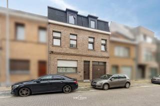 Op zoek naar een woning waar een groot gezin écht kan thuiskomen? Deze dubbele woonst met net geen 250 m² bewoonbare oppervlakte biedt ruimte in overvloed en dat voel je meteen bij het binnenkomen.<br />Het hart van de woning wordt gevormd door twee zeer ruime leefruimten die baden in het natuurlijke licht. De zuidwestelijke oriëntatie en de grote raampartijen zorgen ervoor dat de zon hier de hele dag binnenvalt, wat het huis een warme en gezellige sfeer geeft. Aansluitend vind je de hypermoderne open keuken: royaal bemeten, volledig uitgerust en perfect om samen te koken terwijl het gezinsleven zich rondom afspeelt.<br />Op de verdiepingen wacht de grootste troef van deze woning: maar liefst 6 volwaardige slaapkamers, met de mogelijkheid om er nog twee extra te creëren. Ruimte voor iedereen dus, of het nu gaat om kinderkamers, een thuiskantoor, een hobbyruimte of een logeerkamer. De 2 badkamers zorgen voor comfort op maat van een groot gezin, ook op drukke ochtenden verloopt alles vlot.<br />De inpandige garage biedt plaats voor één wagen en extra bergruimte. Buiten geniet je van een gezellige tuin met zuidwestelijke oriëntatie, waar je van de eerste ochtendkoffie tot de laatste avondzon buiten zit.<br />Ook technisch is deze woning helemaal in orde. Met EPC-label B woon je hier superenergiezuinig, dankzij muur- en dakisolatie, hoogrendementsbeglazing in hout en pvc, rolluiken en een condensatieketel op aardgas. Instapklaar comfort dus.<br />Tot slot de ligging: een toplocatie met scholen, winkels en alle voorzieningen vlakbij (Mobiscore 9,2/10).<br />Kortom: een echt gezellig huis waar een groot gezin jarenlang gelukkig kan zijn.<br />Bel of mail ons voor een afspraak op het nummer: 052/46.38.03 of info@uw-huis.be en wie weet tot binnenkort!<br /><br />