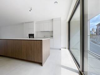Ben je op zoek naar een woonst met kwalitatieve afwerking, centraal gelegen en met alles binnen handbereik? Dan is dit instapklaar appartement precies wat je zoekt!<br /><br />📍 Premium ligging<br />Wonen op amper enkele stappen van de Grote Markt, tal van winkels, het station, bushaltes én cultuurcentrum De Spil. Je geniet hier van een ideale mix tussen rust en de dynamiek van het stadsleven.<br /><br />🏡 Doordacht wooncomfort<br />De ruime en heldere leefruimte sluit naadloos aan op de open keuken, uitgerust met moderne toestellen. Dankzij de vloerverwarming, aangesloten op het duurzame warmtenet, heerst er doorheen het hele appartement een aangename warmte.<br /><br />🛏️ Functionele indeling<br />✔️ 1 ruime slaapkamer<br />✔️ Moderne badkamer met comfortabele inloopdouche<br />✔️ Gastentoilet<br />✔️ Handige berging<br /><br />Ruim zonnig terras aan de achterzijde van het gebouw<br />Het terras biedt een aangename buitenruimte waar je kan genieten —perfect voor een gezellige apero, ontspanning of een rustig moment na een drukke dag.<br />Tevens vindt u aan de voorzijde nog een extra terras dat tevens bereikbaar is via leefruimte/keuken.<br /><br />Extra pluspunt<br />Het appartement is uitgerust met de Hello Help systeem-app voor extra veiligheid en gemoedsrust.<br /><br />🚗 Praktische voorzieningen<br />In de kelderverdieping bevinden zich de afgesloten garages en private bergruimtes.<br /><br />📞 Interesse of benieuwd naar andere units binnen deze residentie?<br />Contacteer ons op 051/54 59 69 en ontdek hoe comfortabel wonen in Roeselare kan zijn!