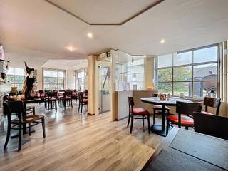 Gezellige horecazaak bestaande uit een restaurant met +-50 couverts, bar, bergruimte, keuken, droge kelder, sanitaire voorzieningen, groot terras...
