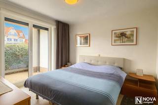 Op zoek naar een instapklaar appartement op een toplocatie te Nieuwpoort? Dit gelijkvloers appartement in residentie Newport Island combineert comfort, ruimte en een uitstekende ligging vlak bij de havengeul en het Maritiem park.<br /><br />• Ruime inkomhal met berging en apart toilet<br />• Volledig uitgeruste keuken, met nieuwe toestellen (2024)<br />• Aangename woon- en eetkamer met grote raampartij en rechtstreekse toegang tot het terras<br />• 2 slaapkamers, waarvan één met ensuite badkamer (wc – lavabo – bad)<br />• Extra badkamer met douche en lavabo<br />• Groot zuidwest-gericht terras van ca. 20 m², voorzien van zonneluifel.<br />• Vloerverwarming voor optimaal wooncomfort<br />• Uitstekend onderhouden (bouwjaar 2000) (eerste eigenaar)<br />• Mogelijkheid tot aankoop van een gesloten garagebox of parkeerplaats in de residentie<br />• Gemeenschappelijke fietsenberging<br /><br />Neem contact op voor meer informatie of een bezoek ter plaatse. Bel 0469/155.155