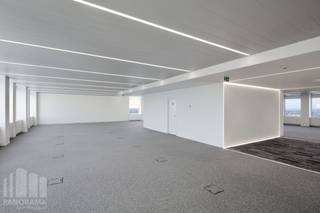 Volledig gerenoveerde kantoorruimte van 458 m² te huur, met een luxueuze uitstraling en op een absolute topligging. Het kantoorgebouw heeft een sterke visibiliteit en is uitstekend gelegen vlak aan de bedrijvige <strong>Louizalaan</strong>, de locatie garandeert een zeer vlotte bereikbaarheid met zowel het openbaar vervoer als de wagen.<br /><br />De instapklare kantoorruimte maakt deel uit van het prestigieuze kantoorgebouw "<strong>Bastion</strong>" met een magnifiek <strong>panoramisch uitzicht</strong>. Het kantoor is gelegen op de vijftiende verdieping en is <strong>hoogwaardig en stijlvol ingericht</strong> met alle hedendaagse voorzieningen zoals led-verlichting en airconditioning. Bovendien geniet de ruimte van veel natuurlijke <strong>lichtinval </strong>dankzij de grote raampartijen. Het kantoorgebouw beidt tal van <strong>exclusieve faciliteiten</strong> waaronder een receptie, verschillende vergaderruimtes, een coffee corner en sportfaciliteiten. <br /><br />Tevens is er een fietsenstalling en een ondergrondse <strong>parking </strong>aanwezig met laadmogelijkheden. Andere oppervlaktes mogelijk. Onmiddellijk beschikbaar!<br /><br />Contacteer <strong>PANORAMA B2B</strong> voor meer informatie of een vrijblijvend plaatsbezoek <strong>0477 09 00 09</strong>.