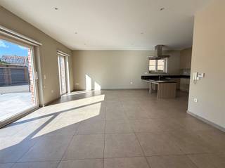 <p><span><span>Dit gelijkvloers appartement in Westerlo is ontworpen met maximale aandacht voor comfort, veiligheid en zelfstandigheid voor rolstoelgebruikers en ouderen. Het volledige appartement is drempelvrij en uitgerust met aangepaste, extra brede schuifdeuren, waardoor verplaatsen tussen de verschillende ruimtes vlot en moeiteloos verloopt.</span></span><br /><br /><span><span>De ruime, lichtrijke leefruimte met open keuken biedt een aangename leefomgeving. De keuken is volledig uitgerust met een kookplaat, combi-oven, vaatwasmachine, koelkast en spoelbak en is praktisch aangepast voor dagelijks gebruik.</span></span><br /><br /><span><span>De badkamer is ruim en functioneel en beschikt over een inloopdouche, toilet en een plafondlift dat extra ondersteuning biedt bij dagelijkse verzorging. De aansluitingen voor wasmachine en droogkast zijn ergonomisch voorzien voor extra gebruiksgemak.</span></span><br /><br /><span><span>Verder beschikt het appartement over twee comfortabele slaapkamers, een aparte technische berging en een aangename buitenruimte met terras, vlot bereikbaar zonder niveauverschillen.</span></span><br /><br /><span><span>Achteraan het gebouw heeft u nog een ruime carport ter beschikking (inbegrepen in de huurprijs).</span></span><br /><br /><span><span>De gemeenschappelijke kosten bedragen slechts 25 euro / maand. Hou zeker rekening met de zeer gunstige EPC waarde (Label A / 63,63 kWh/m²). Geen huisdieren toegelaten volgens reglement interne orde. Beschikbaar vanaf 1 augustus 2026.</span></span><br /><br /><span><strong><u>Maak uw afspraak online via de knop op onze website</u></strong><span>. Voor alle andere vragen kunt u contact opnemen op het nummer 015/151515 of info@dupont-vastgoed.be</span></span></p><p><br /><br /><span><span> </span></span></p>