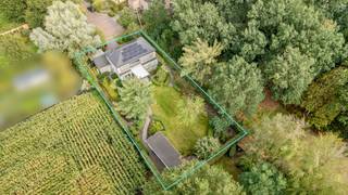 <p><strong>Moderne EPC A-villa op toplocatie nabij scholen en station, met prachtige tuin en privacy</strong></p>
<p>Deze <strong>moderne villa uit 2018</strong> combineert hedendaagse architectuur met een warme woonbeleving. Grote raampartijen zorgen voor veel licht en een sterke verbinding met de <strong>prachtig aangelegde tuin</strong>. Met <strong>3 slaapkamers, een polyvalente kamer als mogelijke 4e slaapkamer, 2 badkamers</strong>, energiezuinige technieken en een volwaardige tuinkamer biedt deze woning bijzonder compleet wooncomfort.</p>
<p><strong>Gelijkvloerse verdieping<br /></strong>- Ruime <strong>inkomhal met vestiaire</strong> en gastentoilet met handenwasser<br />- Royale <strong>woonkamer met grote raampartijen</strong> en zicht op het groen<br />- Lichtrijke eetkamer met directe verbinding naar de tuin<br />- Hedendaagse <strong>open keuken met eiland</strong>, inductiekookplaat, geïntegreerde dampkap, ovens, koelkast met vriesvak, quooker en vaatwasser<br />- Praktische wasplaats en ruime berging met deur naar de tuin en buitendeur<br />- Leefruimtes deels afsluitbaar met <strong>stijlvolle glazen schuifdeuren<br /></strong>- Lichtrijke <strong>bureau-/speel-/eet- of slaapkamer</strong> met toegang tot het terras<br />- Aansluitende ruimte, volledig voorbereid voor de inrichting van een <strong>3e ensuite badkamer</strong>, met reeds voorziene aansluitingen, <strong>vloerverwarming en buitenraam</strong><br />- Kwalitatieve keramische tegelvloer en trap met nachtverlichting</p>
<p><strong>Eerste verdieping<br /></strong>- Nachthal met toegang tot een <strong>overdekt terras met prachtig tuinzicht<br /></strong>-<strong> 2 ruime slaapkamers<br /></strong>- Royale badkamer met <strong>whirlpoolbad, regendouche, lavabo en toilet<br /></strong>- Royale <strong>masterbedroom met dressing<br /></strong>- Ensuite badkamer met <strong>regendouche, sunshower, lavabo en toilet</strong></p>
<p><strong>Tuin en buitenruimte<br /></strong>- Prachtig aangelegde en <strong>volledig omheinde tuin</strong> met gazon, volwassen bomen en gevarieerde beplanting<br />- Bijzonder veel <strong>groen, rust en privacy<br /></strong>- Ruim terras met <strong>overkapping en verstelbare lamellen<br /></strong>-<strong> Tuinkamer/tuinhuis berging</strong> met dubbele beglazing en houten vloer en elektriciteit<br />- Tuinverlichting en elektrische aansluitpunten<br />- <strong>Carport</strong> met toegang tot de berging<br />- Vrij karakter dankzij de omliggende bomen, bosrand en open omgeving</p>
<p><strong>Bijzonderheden<br /></strong>-<strong> Bouwjaar 2018<br /></strong>- <strong>3 slaapkamers + mogelijke 4e slaapkamer<br /></strong>-<strong> 2 badkamers + mogelijkheid voor een 3e badkamer<br /></strong>- <strong>Vloerverwarming</strong> op het gelijkvloers<br />- Energiezuinige <strong>lucht-waterwarmtepomp<br /></strong>- <strong>28 zonnepanelen en thuisbatterij<br /></strong>- <strong>3-fase EV lader voor de auto<br /></strong>- PVC schrijnwerk met <strong>zonwerende beglazing en vliegenramen<br /></strong>- Ventilatiesysteem C<br />- Regenwaterput aangesloten op toiletten en buitenkraan<br />- Waterontharder<br />- Volledig omheind met veel <strong>privacy<br /></strong>- Overdekt terras, carport en volwaardige tuinkamer</p>
<p><strong>Ligging</strong></p>
<p>Gelegen in de <strong>Arnold Brabantstraat in Kalmthout</strong>, op een rustige en kindvriendelijke locatie <strong>aan een doodlopende straat</strong>. De groene omgeving en het ontbreken van directe bebouwing aan beide zijden zorgen voor een uitzonderlijk gevoel van <strong>vrijheid en privacy</strong>, terwijl scholen, het station, het centrum en dagelijkse voorzieningen vlot bereikbaar zijn.</p>
<p><strong>Een complete, energiezuinige villa waar licht, ruimte en hedendaags wooncomfort samenkomen met een prachtige tuin en uitzonderlijke privacy.</strong></p>
<p></p>
