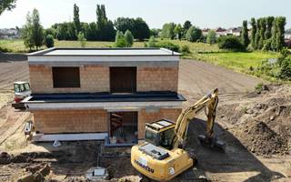 Deze rustig gelegen alleenstaande nieuwbouwwoning met prachtig zicht op de velden heeft een bewoonbare oppervlakte van 195 m² en is gelegen op...