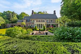 Cette villa classique architecturale avec notamment 5 à 6 chambres et 3 salles de bains sur 5 233 m² a été construite en 1981 par l'architecte Laporta, sur demande des propriétaires actuels. Cette villa n'a pas encore eu d'autre propriétaire à ce jour.<br /><br />Disposition du rez-de-chaussée :<br />En passant par le hall d'entrée imposant avec son beau sol en travertin et son grand escalier, nous entrons dans cette villa de classe. À droite, on trouve un bureau très spacieux, au centre la cuisine et à gauche le salon. Celui-ci se compose de 3 parties spacieuses, dont un coin lecture, un coin TV près de la cheminée et un coin repas avec accès à la terrasse couverte, à la véranda et ensuite à la cuisine très spacieuse avec coin petit-déjeuner. La cuisine dispose d'un cellier et nous mène ensuite à la buanderie, au très grand garage double et à l'escalier menant au sous-sol. Par un passage couvert vers le jardin, nous arrivons au 3e garage supplémentaire.<br /><br />Sous-sol :<br />Il se compose de 2 parties différentes et offre beaucoup d'espace de rangement.<br /><br />Premier étage :<br />L'escalier imposant nous mène au 1er étage, avec ici le palier sur un beau parquet Brabo, qui nous mène aux différentes pièces de couchage et de séjour. La suite parentale se compose d'un dressing spacieux, d'une salle de bains entièrement rénovée avec double lavabo, toilettes séparées et une douche à l'italienne, ainsi que de 2 chambres ou dressing supplémentaires. La 3e et 4e chambre partagent une salle de bains communicante entre les deux. La 5e chambre est actuellement aménagée en salon supplémentaire avec une belle cheminée, un bar, un balcon et une pièce de rangement supplémentaire.<br /><br />Deuxième étage :<br />L'escalier fixe nous mène au 2e étage avec ici un petit palier. Celui-ci nous mène à la 6e chambre avec sa propre salle de douche. Le reste est un grenier extrêmement spacieux (110 m²) avec de nombreuses possibilités.<br /><br />Particularités :<br />- Emplacement extrêmement calme<br />- Jardin magnifiquement aménagé et ensoleillé avec entre autres une belle terrasse, un étang, un terrain de tennis et des dépendances de jardin