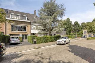 Deze statige, te renoveren halfopen woning biedt uitzonderlijk veel potentieel voor wie op zoek is naar ruimte, rust en een uitstekende ligging...