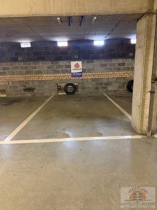 Op zoek naar een veilige en vlot bereikbare parkeerplaats? Deze autostaanplaats, gelegen op niveau -1 van de verzorgde Residentie Santhooft, biedt...