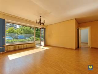 Ruim gelijkvloers appartement met drie slaapkamers en twee terrassenIn een rustige buurt aan de Fruithoflaan, op wandelafstand van winkels, scholen,...