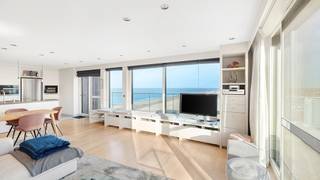 <span>Uitzonderlijke penthouse gelegen op de Zeedijk aan het Van Bunnenplein met panoramische zichten op land en zee en mooi zonneterras achteraan.</span><br /><br /><span>Indeling: inkom met videofoon, vestiaire, gastentoilet en berging.</span><br /><span>De ruime woonkamer met parketvloer biedt een adembenemend zicht op zee en over gans Knokke en leidt naar een royaal terras. De open keuken is voorzien van alle toestellen.</span><br /><span>Masterbedroom met ingemaakte kasten en ensuite badkamer uitgevend op het zuidgericht terras. Slaapkamer 2 met stapelbed, enkel bed en douchekamer, mogelijkheid om stapelbedden weg te doen en te vervangen door een dubbel bed.</span><br /><span>Kelder &amp; fietsenberging in de residentie.</span><br /><br /><span>Mogelijkheid tot aankoop van een dubbele gesloten garagebox in de residentie Grand Hotel.</span><br /><br /><span>Een bezoek is sterk aanbevolen om de volledige charme van dit appartement te ervaren!</span>