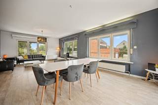 <p>Deze ruime halfopen beletagewoning combineert een comfortabele vloeroppervlakte van maar liefst 247 m² met een aangename ligging in de landelijke omgeving van Kortenberg. Dankzij de centrale ligging tussen Leuven en Brussel, de vlotte bereikbaarheid en de nabijheid van openbaar vervoer is dit een ideale gezinswoning voor wie ruimte en bereikbaarheid wil combineren.<br /><br /></p>
<p>Op het gelijkvloers beschikt de woning over een ruime inkomhal, een aparte (werk)ruimte met toegang tot de tuin en een grote inpandige garage. De aangelegde oprit biedt bovendien plaats aan een extra wagen.<br /><br /></p>
<p>De eerste verdieping vormt het hart van de woning en omvat een gerenoveerde keuken en een bijzonder ruime leefruimte. Dankzij de royale oppervlakte biedt de leefruimte volop mogelijkheden voor een comfortabele zit- en eetkamer.<br /><br /></p>
<p>Op de tweede verdieping bevinden zich maar liefst vier slaapkamers en een badkamer. De woning biedt hierdoor voldoende ruimte voor een gezin, een thuiswerkplek en een hobbyruimte.<br /><br /></p>
<p>Een absolute troef is de grote, onderhoudsvriendelijke en zuid georiënteerde tuin. Het aangelegde terras vormt de ideale plek om in alle rust van de buitenruimte en de zon te genieten.<br /><br /></p>
<p>De woning is gelegen in<strong> </strong>Kortenberg, op een centrale locatie tussen Leuven en Brussel. Openbaar vervoer bevindt zich vlakbij en het station van Erps-Kwerps is vlot per fiets bereikbaar. Tegelijk geniet u hier van het groene karakter van de landelijke omgeving.<br /><br /></p>
<p>Met een EPC-label D is er bovendien geen renovatieverplichting van toepassing.<br /><br /></p>
<p>Troeven op een rij:</p>
<ul>
<li>Ruime halfopen beletagewoning van 247 m²</li>
<li>4 slaapkamers</li>
<li>Gerenoveerde keuken</li>
<li>Zeer ruime leefruimte</li>
<li>Grote inpandige garage</li>
<li>Aangelegde oprit met extra parkeerplaats</li>
<li>Grote zuid georiënteerde, onderhoudsvriendelijke tuin</li>
<li>Landelijke en toch centrale ligging tussen Leuven en Brussel</li>
<li>Openbaar vervoer vlakbij</li>
<li>EPC D, dus geen renovatieverplichting</li>
<li></li>
</ul>
<p>Een ruime en veelzijdige gezinswoning met een zonnige tuin, uitstekende bereikbaarheid en alle troeven om er een aangename thuis van te maken.<br /><br /><br />Interesse? Aarzel niet en contacteer BVM Vastgoed op 016 23 21 45 of via info@bvm-vastgoed.be</p>