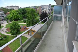 Centraal maar rustig gelegen appartement met drie slaapkamers en leuk zuid gericht terras. 🏡<br />Dit aangename appartement combineert een centrale ligging met een rustige woonomgeving.<br />Het beschikt over een ruime inkomhal met vestiaire, een lichte grote leefruimte met parketvloer en een volledig geïnstalleerde keuken. Er is een ruim zuid gericht terras.<br />Verder zijn er een nachthal, drie comfortabele slaapkamers, een berging, een apart toilet en een badkamer met douche.<br />Onder het appartement is er nog een kelderberging inbegrepen.<br />De gemeenschappelijke kosten bedragen 150 euro per maand. Hierin zit een voorschot op het onderhoud van de gemeenschappelijke delen en het individueel verbruik van verwarming en water.<br />Wie wenst kan een garagebox huren.<br />Een ideaal appartement voor wie graag dicht bij winkels, openbaar vervoer en het stadsleven woont, zonder in te boeten aan rust en comfort.<br />📞 Interesse?<br />Contacteer Immo-M voor meer informatie of een bezoek:<br />0468 22 53 22 – ✉️ info@immo-m.be