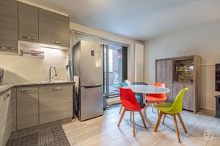 Vandaag nemen we je mee naar hartje Bornem, waar we dit verzorgd appartement terugvinden. Dankzij de praktische indeling en aangename ligging is dit appartement bijzonder interessant voor wie op zoek is naar een goede investering voor verhuur.<br /><br />Via de inkomhal bereiken we de ruime leefruimte met volledig geïnstalleerde, open keuken. Vanuit de leefruimte heb je rechtstreeks toegang tot het aangename terras. Genieten van een aperitief was nog nooit zo aangenaam.<br /><br />De hal geeft daarnaast toegang tot een ruime berging, een afzonderlijk toilet en de ruime slaapkamer. Aansluitend aan de slaapkamer bevindt zich de badkamer, uitgerust met een douche, dubbele lavabo en handdoekdroger.<br /><br />In de ondergrondse verdieping vinden we nog een autostaanplaats en een privatieve berging terug, inbegrepen in de prijs.<br /><br />Het appartement wordt momenteel verhuurd en biedt dus onmiddellijk rendement.<br /><br />Ben je op zoek naar een volledig uitgerust appartement?<br />Contacteer ons gerust via bryann@julimmo.be of 0492 86 51 03.
