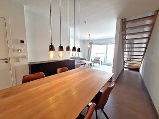 <span><span>Dit appartement situeert zich in het bruisende centrum van Roeselare gelegen vlakbij winkels, scholen en verschillende invalswegen.<br />Uiterst gemakkelijk bereikbaar.<br /><br />Het appartement geniet van een lichtrijke <strong>woonkamer </strong>met zit- en eethoek alsook toegang tot een gezellig <strong>terras</strong>.<br />De <strong>open keuken</strong> is volledig ingericht (kookplaat, oven, vaatwasser, ...). Naast de keuken bevinden zich een <strong>praktische berging</strong> en gastentoilet.<br /><br />Op de bovenverdieping treffen we <strong>2 volwaardige slaapkamers</strong>, een apart <strong>toilet</strong>, een <strong>tweede ruime berging</strong> en een <strong>badkamer </strong>met dubbele lavabo, bad en douche.<br />De slaapkamer gelegen aan de voorzijde is uitgerust met airco.<br /><br />In deze residentie is een gemeenschappelijke <strong>fietsenberging </strong>aanwezig.<br /><br /><u>Troeven:</u></span></span>
<ul>
<li><span><span>Centrale ligging;</span></span></li>
<li><span><span>Vlotte bereikbaarheid;</span></span></li>
<li><span><span>2 volwaardige slaapkamers;</span></span></li>
<li><span><span>Mogelijkheid om het appartement bemeubeld te huren;</span></span></li>
<li><span><span>Mogelijkheid tot bijhuren van een garagebox achteraan het gebouw (niet inbegrepen in de huurprijs).</span></span></li>
</ul>
<span><span> Huurprijs: 845 euro/maand.<br />Huurprijs exclusief gemeenschappelijke kosten en garagebox.<br /><br />Beschikbaar vanaf 01/10/2026.<br /><br />Word jij de gelukkige bewoner van dit appartement? Aarzel dan niet en neem contact met ons kantoor voor een bezoek ter plaatse.</span></span>