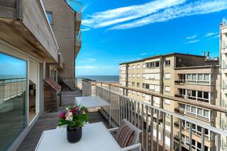 <p>Subliem zonnig duplexappartement met ruime terrassen en zijdelings zeezicht, op enkele stappen van de Zeedijk in Knokke.<br /><br />Via de inkomhal met gastentoilet, vestiaire en ruime wasplaats komt u in de zeer lichtrijke leefruimte, die rechtstreeks uitgeeft op twee terrassen, respectievelijk zuid- en oostgericht, met zijdelings zeezicht. Dankzij de grote en talrijke raampartijen op het zuiden, oosten en westen genieten de woonkamer, eetplaats, zithoek, keuken en bureau van een uitzonderlijke lichtinval en veel zon. De ruime, zonnige zithoek beschikt over een ingebouwde gashaard en tal van maatkasten. Door de raampartijen op zowel het oosten als het zuidwesten baadt deze ruimte in het licht.<br /><br />De prachtige, open keuken is zeer kwalitatief afgewerkt in marmer en voorzien van Miele-toestellen, een gezellig eiland met barkrukken en twee grote ingemaakte Amerikaanse koelkasten. De keuken geeft rechtstreeks toegang tot een ruim, zuidwestgericht terras. Aansluitend bevindt zich een ruime bureauruimte met veel maatkasten, eveneens uitgevend op het zuidgerichte terras. Via de prachtige trap bereikt u de verdieping.<br /><br />De ruime masterbedroom beschikt over tal van eiken maatkasten, een grote tv-wand en een ensuite badkamer met toilet, Italiaanse inloopdouche en wastafel, volledig afgewerkt in prachtige mortex. De tweede volwaardige slaapkamer beschikt over een tweepersoonsbed en mooie eiken maatkasten. De derde slaapkamer is ingericht met een ingemaakt stapelbed, een afzonderlijk eenpersoonsbed en een ensuite badkamer met inloopdouche, toilet en wastafel in mortexafwerking. Deze slaapkamer kan ook als volwaardige slaapkamer met dubbel bed ingericht worden. Privatieve kelder aanwezig in het gebouw. Mogelijkheid tot aankoop van twee garageboxen in het gebouw.<br /><br />Superlatieven schieten tekort om dit prachtige appartement te omschrijven. Absoluut een bezoek waard. <br /><br />Kom gerust naar onze openhuisdag op zaterdagavond 29/08, van 19u30 tot 21u30. Geniet van een klein glaasje en een gezellige sfeer. Doe en ontdek dit prachtige appartement en sluit de avond af met het schitterende vuurwerk.<br /><br />We verwelkomen jullie graag!</p>