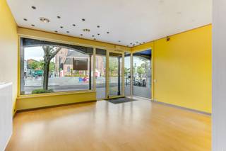 Bent u op zoek naar een instapklaar handelspand in Dessel?Op Markt 4 in het centrum van Dessel vindt u dit commerciële pand met een winkelgedeelte,...