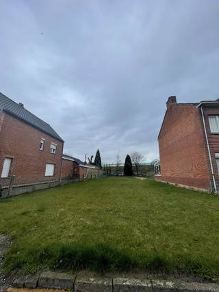 <p>TE KOOP – Bouwgrond in Oevel</p><p>📍 Gemeentestraat 19</p><p>✔️ Bouwgrond van 6,36 are<br />✔️ Geschikt voor halfopen bebouwing<br />✔️ Rustige ligging in het centrum van Oevel, naast school en kinderopvang<br />✔️ Vlotte verbinding naar de E313<br />✔️ Mogelijkheid om het bestaande bouwplan mee over te nemen</p><p>📞 Interesse of meer informatie?</p>