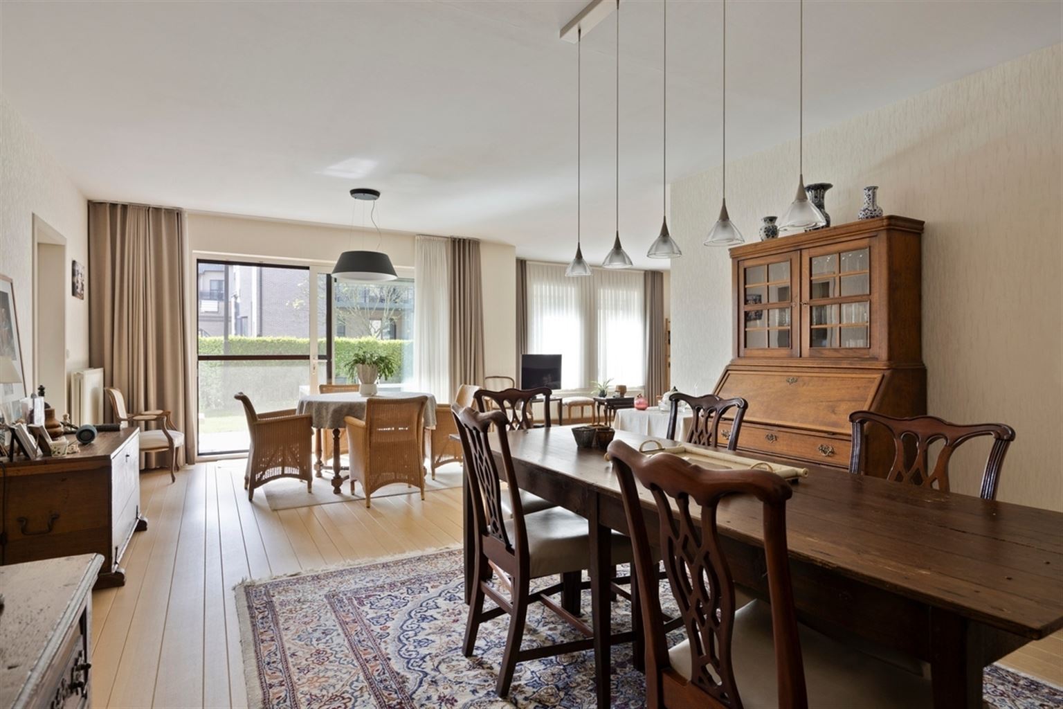 Uitzonderlijk ruim, gelijkvloers 2-slaapkamer appartement met terras en tuintje, zonnepanelen en inpandige garagebox gelegen vlakbij het centrum van Maaseik. - foto 3