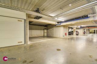 <p><span>Parking souterrain près du centre de Haacht</span></p><p><span> </span></p><p><span>Ce parking souterrain fermé est situé sous le Moermanshof, au centre du village de Haacht. Le parking est facile d'accès et offre un grand espace de manœuvre, ce qui facilite le stationnement des grandes voitures. Le parking n'est accessible qu'aux résidents et aux propriétaires et est équipé d'un portail d'entrée automatique, ce qui garantit un environnement sûr et propre.</span></p><p><span> </span></p><p><span>Grâce à sa situation centrale, les magasins, les commodités et les transports publics sont accessibles à pied. En outre, le parking est proche des principales voies d'accès à Bruxelles, Louvain et Malines, ce qui le rend particulièrement intéressant pour les navetteurs et les investisseurs. Le parking est disponible immédiatement et constitue une solution idéale pour tous ceux qui recherchent un espace de stationnement sûr, confortable et facilement accessible à Haacht.</span></p><p><span> </span></p><p><span>Intéressé(e)? Contactez-nous dès aujourd'hui!</span></p><p><span> </span></p><p><span>015 20 36 00 - <span>info@domoxim.be</span></span><span> </span></p><p><span> </span></p><p><span>domoXim. Là où les rêves se réalisent!</span></p><p><span> </span></p><p><span>Vous voulez connaître la valeur de </span><span>votre maison</span><span>? Nous vous conseillons volontiers.</span></p>