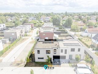 <p>Ontdek deze <strong>stijlvolle en instapklare gezinswoning</strong> aan de Buiskouter in Astene, waar hedendaags wooncomfort, ruimte en een rustige ligging perfect samenkomen.<br />Deze woning werd gebouwd in 2022 en beschikt over een royale bewoonbare oppervlakte van 146,5 m². Een ideale thuis voor gezinnen of levensgenieters die op zoek zijn naar een <strong>moderne woning zonder zorgen</strong>.<br />Bij het binnenkomen wordt u verwelkomd in een <strong>lichtrijke inkomhal met gastentoilet</strong>. Van hieruit komt u in de <strong>ruime leefruimte,</strong> waar de eetkamer naadloos aansluit op de <strong>moderne en eigentijdse keuken</strong>. Dankzij de open indeling ontstaat een aangename, uitnodigende leefomgeving waar koken, tafelen en samenzijn centraal staan.<br />Op de bovenverdieping bevinden zich <strong>drie volwaardige slaapkamers</strong>, waardoor er volop ruimte is voor het hele gezin, een thuiskantoor of hobbyruimte. De <strong>mooi afgewerkte badkamer</strong> nodigt uit tot ontspannen, terwijl een <strong>afzonderlijk toilet</strong> op deze verdieping voor extra comfort zorgt. De <strong>ruime technische berging</strong> op de verdieping zorgt ook voor extra stockageruimte.<br />Ook praktisch scoort deze woning bijzonder goed. De <strong>garage met aanpalende bergruimte</strong> biedt niet alleen plaats voor de wagen, maar ook de nodige extra opslagruimte. Buiten geniet u van een <strong>ruim terras</strong>, een <strong>onderhoudsvriendelijke tuin </strong>en een handige <strong>tuinberging</strong> — ideaal om in alle rust van het buitenleven te genieten.<br />De woning onderscheidt zich door haar verzorgde afwerking, hedendaagse uitstraling en praktische indeling. Dankzij de bouw in <strong>2022</strong> profiteert u bovendien van het comfort van een recente woning, waardoor u hier zonder grote werken meteen uw nieuwe thuis kunt creëren. De woning beschikt bovendien over een alarmsysteem (Verisure), het schuifraam beneden is voorzien van zonnewering en op de verdieping zijn rolluiken aanwezig.<br /><br /><u><strong>Rustig wonen, uitstekend bereikbaar!</strong></u><br />De woning bevindt zich in het groene en aangename Astene, een omgeving die rust en bereikbaarheid mooi combineert. In de nabije omgeving vindt u onder meer een kleuter- en basisschool, winkels en diverse mogelijkheden voor ontspanning en recreatie. Tegelijk geniet u van een vlotte verbinding naar Deinze, St. Martens Latem, Gent en de omliggende steden.<br /><br />Kortom: een moderne, instapklare gezinswoning met ruimte, comfort én een aangename ligging. Een thuis waar u jarenlang met plezier kunt wonen.<br /><u>Doordat de woning dateert van 2022, beschikt u hier over een nieuwbouwwaardige woning die verkocht wordt onder registratierechten.</u><br /><br />Interesse? Vraag het volledige verkoopdossier aan via <strong><em>Lindsay@regiovastgoed.be</em></strong> of via <em><strong>0476/83.47.74</strong></em> en ontdek zelf alle troeven van deze prachtige woning. Plan tijdig uw bezoek tijdens de eerste <em><strong>bezoekdag op zaterdag 22 augustus</strong></em>.</p>
