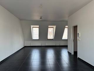 <p>Op zoek naar een lichtrijke duplex met een autostaanplaats op een toplocatie in Leuven centrum? Dan is dit uitzonderlijke appartement van 157 m² zeker iets voor u!<br /><br />Een van de grote troeven van dit appartement is zijn centrale doch zéér rustige ligging. Hier kan u genieten van alle faciliteiten die het bruisende stadscentrum te bieden, zonder uw slaap hiervoor te moeten laten! Bovendien zijn de ring en de opritten naar de E40 en E314 vlakbij.<br /><br />De ingang van duplex bevindt zich op de tweede en derde verdieping en is te bereiken via de traphal en lift.<br />Op het eerste niveau bevindt zich een grote masterbedroom (± 29 m²) met eigen badkamer, een tweede en derde slaapkamer met een ensuite doucheruimte en een apart toilet in de nachthal. Via de schuifdeuren bereikt u het terras van 10 m² met een prachtig uitzicht.<br />Het bovenste niveau omvat een zeer ruime leefruimte (± 32 m²) met open keuken, een apart toilet en berging met aansluiting voor wasmachine. <br />Daarnaast beschikt het appartement nog over een privatieve kelder, een privatieve autostaanplaats en 3 fietsenstalplaatsen.<br /><br />Het appartement is onmiddellijk beschikbaar als hoofdverblijfplaats. Maandelijkse huurprijs: € 1.600 + € 100 provisie voor gemeenschappelijke kosten. Alle nutsvoorzieningen (elektriciteit, gas en water) zijn apart te voorzien.<br /><br />Lijkt deze ruime duplex iets voor u? Maak snel een afspraak via onze online agenda onder 'Bezoekmoment kiezen' of bel ons op 016 23 90 81 (weekdagen 10u–13u).</p>