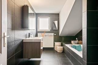 <h2><span>Ruimte, licht en comfort in een rustige straat in Schoten</span></h2><p><span>Op zoek naar een woning in een aangename wijk ? Deze ruime woning ligt in een aangename buurt in Schoten en heeft heel wat troeven: een brede oprit, een garage, een zuidgerichte tuin en een zonnig terras.</span></p><p><span>De ruime inkomhal verwelkomt je op het gelijkvloers. Achteraan vind je een polyvalente ruimte die je naar wens kunt inrichten als bureau of hobbykamer. Hier vindt je ook een ruime garage en een plaats met een recente verwarmingsketel.</span></p><p><span>Een verdieping hoger valt meteen de lichtinval op. De royale woonkamer met open haard en parket biedt volop plaats voor een gezellige zithoek en eettafel. De aansluitende bureauruimte kan ook perfect dienen als leeshoek. Vanuit de leefruimte bereik je via een trap de tuin. De recent vernieuwde keuken is luxueus ingericht en uitgerust met kwalitatieve Miele-toestellen.</span></p><p><span>Op de tweede verdieping liggen twee zeer ruime slaapkamers en een kleinere derde slaapkamer. De moderne badkamer beschikt over een ligbad, een toilet en een lavabomeubel.</span></p><p><span>Ook technisch werd er in de woning geïnvesteerd: de daken, ramen en riolering zijn vernieuwd. Daarnaast zijn er rolluiken , 14 zonnepanelen, een thuisbatterij en laadpaal voor een elektrische wagen.</span></p><p><span>Een fijne plek voor wie graag ruim woont, thuis wil kunnen werken en wil genieten van een zuidgerichte tuin. </span><span>Kom ontdekken of je je hier thuis voelt.</span></p><p><span> </span></p><p><span>De woning is vrij en beschikbaar vanaf 01/11/2027 ! </span></p>