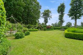 Cette propriété unique est implantée sur un magnifique terrain de 5.086 m² dans le très recherché parc résidentiel Kraaienest à Sint-Andries. Entourée de verdure, elle bénéficie d’un environnement particulièrement serein, sans nuisance de la Gistelse Steenweg pourtant située à proximité. De telles propriétés deviennent extrêmement rares.<br /><br />La maison existante offre une surface habitable de 184 m² et constitue une excellente base pour une rénovation, un agrandissement ou la réalisation d’une nouvelle habitation contemporaine. Les prescriptions urbanistiques permettent la construction d’une habitation d’un volume de 800 m³, offrant une grande liberté pour concrétiser un projet sur mesure.<br /><br />Le calme, la nature et la proximité immédiate de Bruges, des commerces, des écoles et des principaux axes routiers font de cette propriété une opportunité exceptionnelle pour ceux qui recherchent un cadre de vie unique.