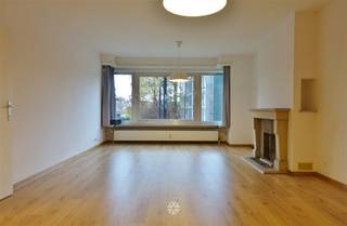 GENT - Voskenslaan 90: Op zoek naar een centraal gelegen appartement met terras te huur in Gent? Dan is dit pand mogelijks iets voor u. De...