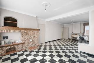 <p><strong>Bezoekdag op afspraak</strong></p><p>Bent u op zoek naar een charmante woning op een werkelijke toplocatie in het schilderachtige en unieke Machelen-aan-de-Leie? Altro Vastgoed biedt u deze karaktervolle halfopen bebouwing aan die een unieke kans vormt voor wie droomt van een woning met een ziel op een uiterst begeerde plek.</p><p>Deze solide gezinswoning is door de jaren heen met veel liefde onderhouden en heeft haar authentieke karakter prachtig bewaard. Dit biedt u de perfecte basis om het pand volledig naar eigen smaak en moderne normen te transformeren. De gelijkvloerse verdieping beschikt over een ruime leefruimte met een aansluitende keukenruimte. Achteraan de woning bevinden zich de typische bergingen die uitstekende mogelijkheden bieden om te worden omgevormd tot een extra lichtrijke leefruimte met een prachtig zicht op de tuin.</p><p>Op de eerste verdieping bevinden zich twee zeer royale slaapkamers en een derde kamer die ideaal kan dienen als bureau of kinderkamer. Via de nachthal bereikt u met een uitschuifbare trap de grote zolder, een indrukwekkende ruimte die nog volledig naar eigen wens kan worden ingericht.</p><p>De tuin is een absolute troef met een prachtig zicht op het Machelse groen. Dankzij het halfopen karakter van de woning is het perceel bovendien zeer gemakkelijk bereikbaar vanaf de straatzijde. Dit is een ideaal project voor wie creatief wil verbouwen in een van de mooiste dorpen van de regio.</p><p>Contacteer uw vastgoedmakelaar Leen op 0478/69.84.34 of mail naar Leen@altro-vastgoed.be voor meer informatie of een bezoek.</p>