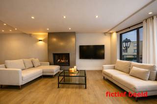 Deze smaakvolle bel-étagewoning is uitstekend gelegen op slechts 500 meter van de zeedijk van Heist en Duinbergen en vormt een ideale combinatie van ruimte, comfort en functionaliteit. Met een bewoonbare oppervlakte van maar liefst 384 m² biedt deze eigendom tal van mogelijkheden, gaande van een ruime gezinswoning tot een combinatie van wonen en werken of een oplossing voor zorgwonen, kangoeroewonen of cohousing.<br /><br />Bij het binnenkomen wordt U verwelkomd in een ruime inkomhal. Het gelijkvloers is bijzonder veelzijdig ingericht, met een uitzonderlijk diepe garage van ongeveer 15 meter waar twee wagens na elkaar kunnen parkeren. Daarnaast is er nog extra plaats voor fietsen, brommers en een bijkomende staanplaats voor de garagepoort. De garage is voorzien van ingemaakte kasten en beschikt bovendien over een aparte douche. Aansluitend bevindt zich een praktische was- en bergruimte met maatkasten tot aan het plafond langs beide zijden.<br /><br />Verder is er een volledig ingerichte studio op het gelijkvloers, uitgerust met een eigen douche en met rechtstreekse toegang tot de tuin. Dankzij de aparte inkom via de garage is deze ruimte perfect geschikt als praktijkruimte of als afzonderlijke wooneenheid.<br /><br />De onderhoudsvriendelijke tuin is zuidgericht en beschikt over meerdere terrassen, zodat U op elk moment van de dag van de zon kunt genieten. Achteraan geniet U van een open zicht, wat zorgt voor extra rust en privacy. Daarnaast is er een overdekt terras en een strak aangelegde vijver die het geheel compleet maken.<br /><br />Op de eerste verdieping bevindt zich een royale en lichtrijke leefruimte met een gezellige zit- en eethoek en een gashaard. De aansluitende leefkeuken biedt alle comfort en geeft uit op een aangename veranda waar het heerlijk vertoeven is tijdens het voor- en najaar. Verder is er nog een gastentoilet en een zonnig terras.<br /><br />De tweede verdieping omvat drie volwaardige slaapkamers, waarvan één met dressing, en een bijzonder ruime badkamer voorzien van ligbad, douche, dubbele wastafel en toilet.<br /><br />Tot slot is er nog een ingerichte zolderverdieping met twee extra kamers en een technische ruimte, ideaal als bijkomende slaapkamers, bureau of hobbyruimte.<br /><br />De woning beschikt over een goede energiescore (label B), zonnepanelen en een combinatie van verwarming op gas en warmtepomp, wat bijdraagt aan het energiezuinige karakter.<br /><br />Indeling:<br /><br />Gelijkvloers:<br />- Ruime inkomhal met vestiaire en gastentoilet,<br />- Zeer diepe garage (ca. 15 m) met plaats voor twee wagens,<br />- Extra staanplaats voor de garage,<br />- Ruimte voor fietsen en brommers met aparte toegang,<br />- Ingerichte garage met ingemaakte kasten,<br />- Afzonderlijke douche in de garage,<br />- Berging/wasplaats met maatkasten tot plafondhoogte,<br />- Volledig ingerichte studio met eigen douche,<br />- Rechtstreekse toegang tot de tuin,<br />- Zuidgerichte, onderhoudsvriendelijke tuin,<br />- Overdekt terras en aangelegde vijver,<br />- Meerdere zonneterrassen met open zicht achteraan,<br /><br />Eerste verdieping:<br />- Hal met gastentoilet,<br />- Royale leefruimte met zit- en eethoek,<br />- Bergruimte,<br />- Volledig ingerichte leefkeuken,<br />- Aansluitende veranda,<br />- Zonneterras,<br /><br />Tweede verdieping:<br />- Nachthal,<br />- Drie slaapkamers,<br />- Dressing bij één van de slaapkamers,<br />- Zeer ruime badkamer met ligbad, douche, dubbele wastafel en toilet,<br /><br />Zolderverdieping:<br />- Twee extra kamers,<br />- Technische ruimte,<br /><br />Bent U op zoek naar een uitzonderlijk ruime en instapklare woning met tal van mogelijkheden op een topligging aan de kust? Dan is dit zonder twijfel een unieke kans. Neem vandaag nog contact op voor een bezoek en ontdek zelf de troeven van deze veelzijdige eigendom!