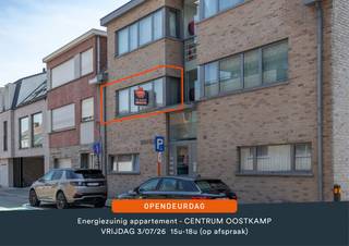 <u><strong>OPENDEURDAG OP VRIJDAG 3 JULI 2026 tussen 15u00 en 18u00 ( op afspraak) </strong></u><br /><br />U kunt een BOD uitbrengen op deze woning, rekening houdend met de AANVANGSPRIJS van € 225.000,00, elk hoger BOD wordt voorgelegd aan de eigenaars die al dan niet kunnen ingaan op dit aanbod.<br /><br />Energiezuinig Recent appartement <strong>( bouwjaar 2008) </strong>gelegen in <strong>het centrum van Oostkamp</strong> en nabij alle belangrijke verbindingswegen. Het instapklare appartement op de eerste verdieping van de residentie BONHEUR werd praktisch en doordacht ingericht en geniet van de volgende indeling: een <strong>lichtrijke leefruimte </strong>met open keuken ( voorzien van alle hedendaagse comfort met geïnstalleerde toestellen), aansluitend een afzonderlijke berging met ruimte voor wasmachine & droogkast. <strong>Mooie badkamer</strong> met ligbad/douchecombinatie en wastafel in meubel, apart toilet met fonteinset, twee slaapkamers ( waarvan 1 kleinere slaapkamer) en een zuidgericht terras. Op wandelafstand zijn er verschillende winkels , diensten, scholen en openbaar vervoer. Er is voldoende parkeergelegenheid in de buurt. Extra Troeven: EPC-label B, Toplocatie: Mobiscore 8,4, Kwaliteit, Volledig geschilderd en een Hoogrendementsketel! EEN LETTERLIJK VERHUIS JE ZETEL APPARTEMENT!<br /><br /><strong><u>Indeling op de eerste verdieping:</u></strong>
<ul>
<li>Lichtrijke leefruimte;</li>
<li>Open volledig geïnstalleerde keuken met toestellen;</li>
<li>Berging aan de keuken ( ruimte voorzien voor wasmachine & droogkast);</li>
<li>Mooie badkamer met ligbad/douchecombinatie en wastafel in meubel;</li>
<li>Twee MOOIE slaapkamers waarvan 1 met ingemaakte kast;</li>
<li>Mooi zuidgericht terras.</li>
</ul>
<u><strong>Troeven:</strong></u>
<ul>
<li>Topligging in het centrum van Oostkamp;</li>
<li>Volledig geschilderd;</li>
<li>EPC label B;</li>
<li>Voldoende parkeergelegenheid in de buurt;</li>
<li>Hoogrendementsketel.</li>
</ul>
<br />Een afspraak inplannen of meer informatie over dit instapklare appartement? Contacteer ons via: oostkamp@caenen.be