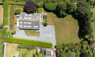 Veelzijdige eigendom gelegen aan de Elshoutstraat 25A in Drongen, op een uitstekende locatie vlak bij het centrum en met een vlotte verbinding naar de E40 en de R4.<br /><br />De eigendom bestaat uit een perceel van 5.554 m², volledig gelegen in woongebied, met daarop een magazijn van ongeveer 500 m². In het gebouw zijn bovendien kantoorruimtes en een woongedeelte aanwezig. Op de vrije ruimte kan bijgebouwd worden. <br /><br />Dankzij de centrale ligging en de ruime oppervlakte biedt deze eigendom tal van mogelijkheden voor wie wonen en werken wil combineren of op zoek is naar een ontwikkelingsproject, steeds onder voorbehoud van de geldende stedenbouwkundige voorschriften.<br /><br />Meer informatie of een bezoek plannen?<br />Neem contact op met Henry Van Tornhout via +32 474 13 37 93 of per e-mail: henry@kmovastgoed.be